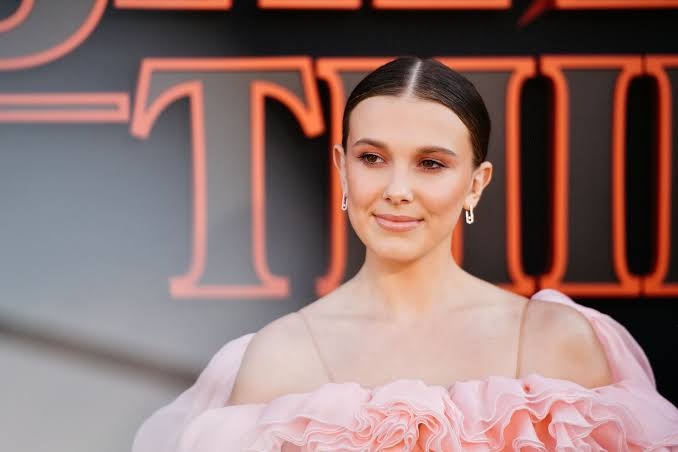 Atriz mirim de "Stranger Things" lança linha de cosméticos veganos