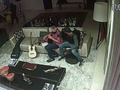 Assaltantes invadem casa no Melville e levam joias e objetos de valor