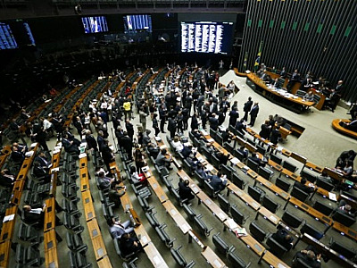 Câmara aprova MP que destina R$ 2 bi para vacina contra a Covid-19