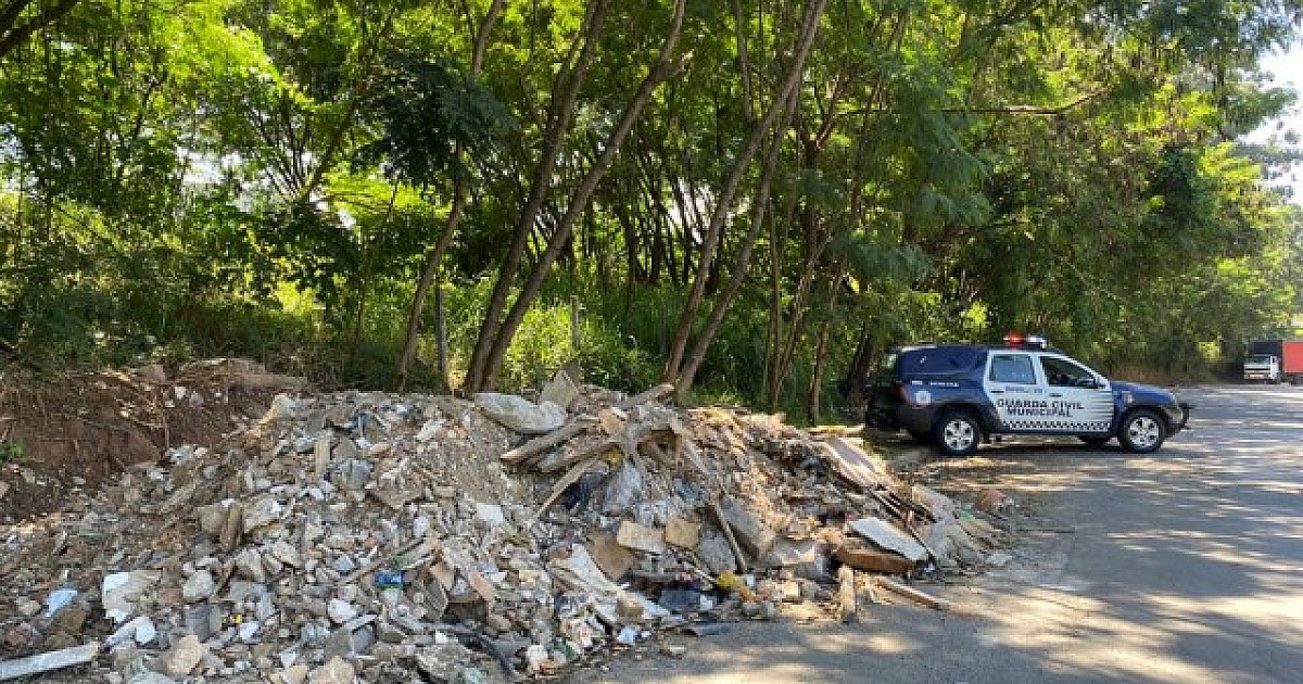 Guarda Municipal de Barueri intercepta caminhão usado para o descarte ilegal de entulho no Tamboré
