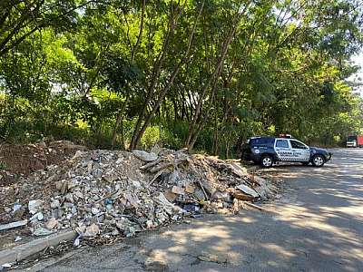 Guarda Municipal de Barueri intercepta caminhão usado para o descarte ilegal de entulho no Tamboré