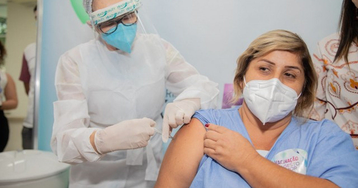Em média, vinte e seis agentes de saúde são vacinados por hora em Barueri