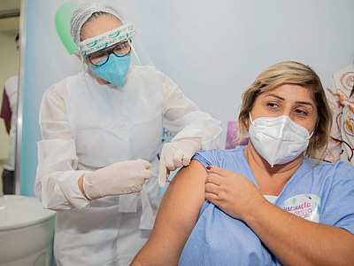 Em média, vinte e seis agentes de saúde são vacinados por hora em Barueri