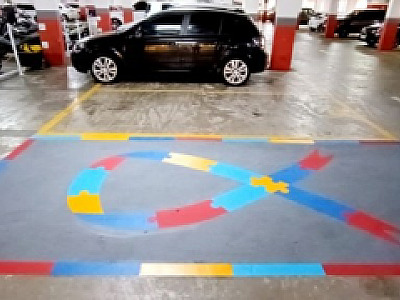 Alpha Square Mall implanta vagas reservadas para pessoas com Transtorno do Espectro Autista em seu e