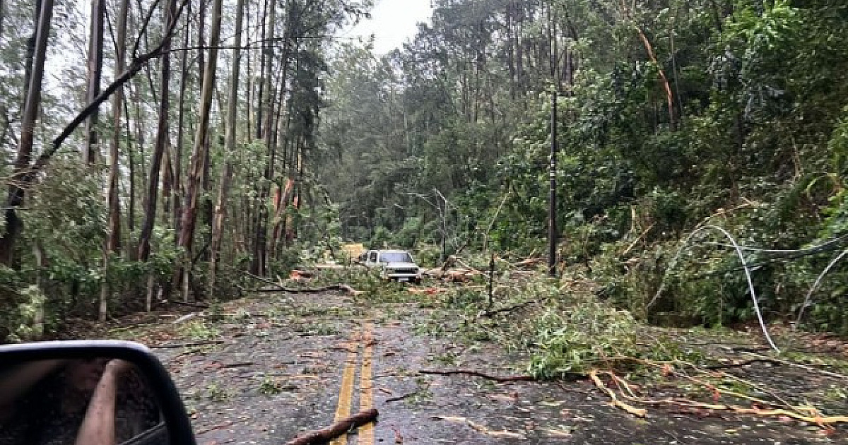 Em meio a forte chuva na última sexta (3), agentes da AREA ajudam a levar senhora de 91 anos para ho