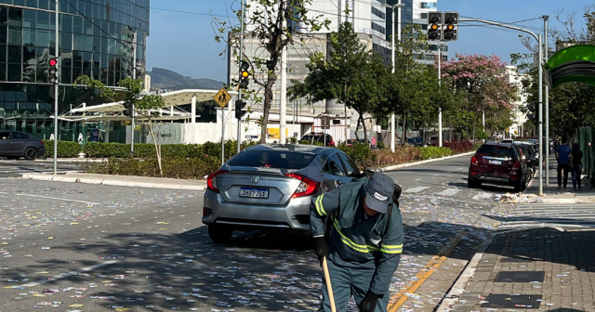 Considerada uma prática ilegal, santinhos são encontrados na frente da FIEB em Alphaville