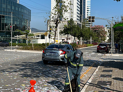 Considerada uma prática ilegal, santinhos são encontrados na frente da FIEB em Alphaville