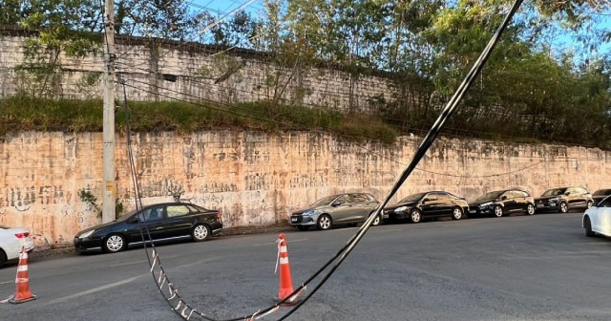 Fio pendurado causa transtornos para moradores da região do 18 do Forte