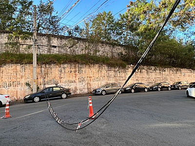 Fio pendurado causa transtornos para moradores da região do 18 do Forte