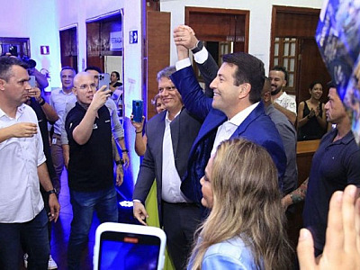 De volta ao páreo, Elvis tentará marca que poucos políticos conseguiram na região