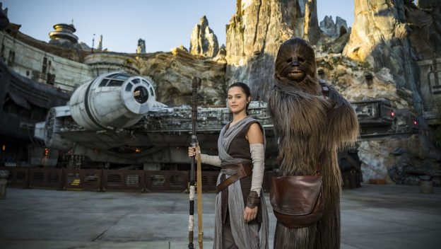 Banco do Brasil e Visa levam clientes para conhecer a nova área Star Wars na Disney