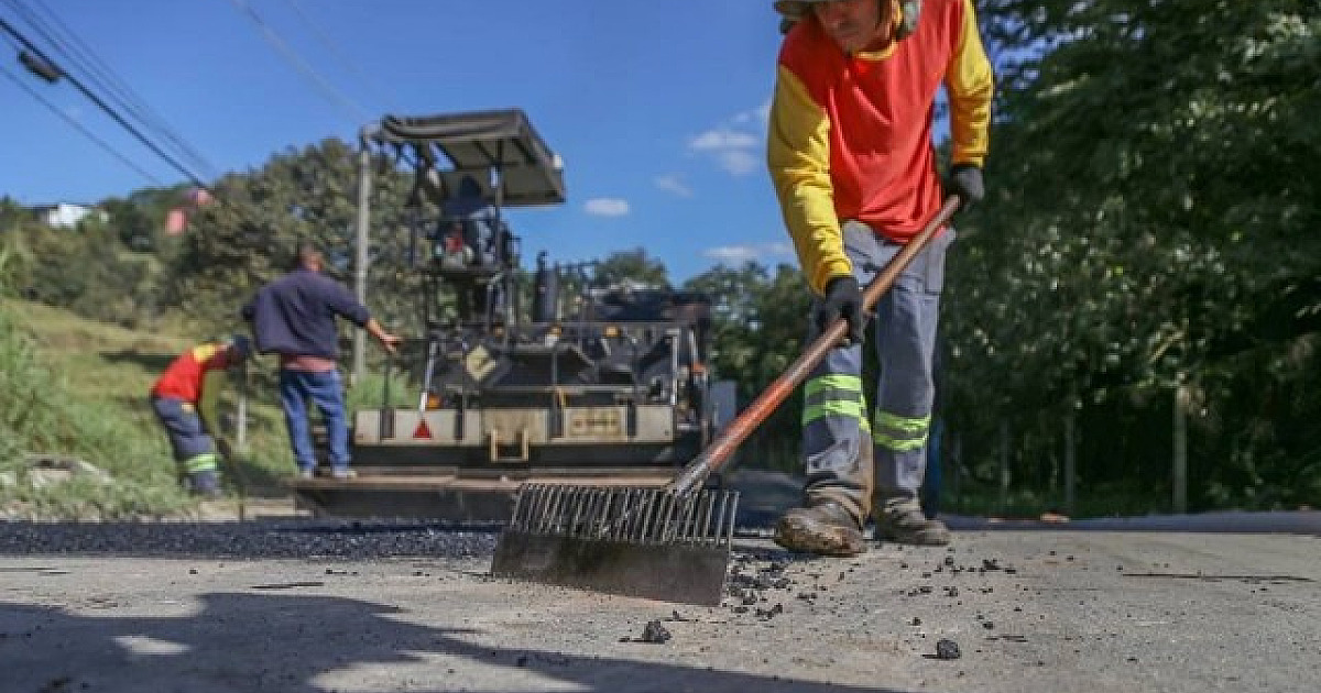 Prefeitura de Santana de Parnaíba realiza serviço para fechar buracos em algumas vias de Alphaville