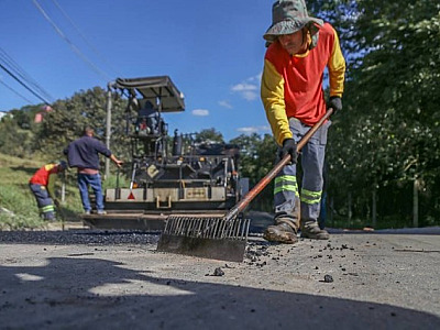 Prefeitura de Santana de Parnaíba realiza serviço para fechar buracos em algumas vias de Alphaville