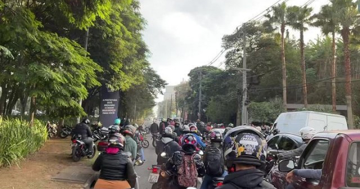 Motociclistas protestam na Al. Rio Negro contra motorista que atropelou uma mulher em um moto na seg