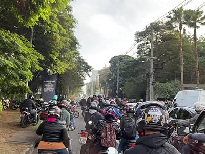 Motociclistas protestam na Al. Rio Negro contra motorista que atropelou uma mulher em um moto na seg