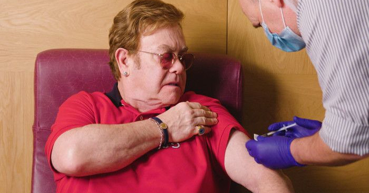 Elton John participa de campanha por vacinação