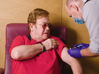 Elton John participa de campanha por vacinação