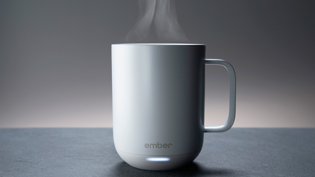 Caneca inteligente mantém bebida aquecida através de controle por aplicativo