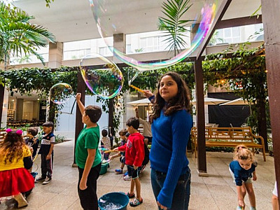 Atividades para crianças no Alpha Square Mall acontecem neste sábado (14)