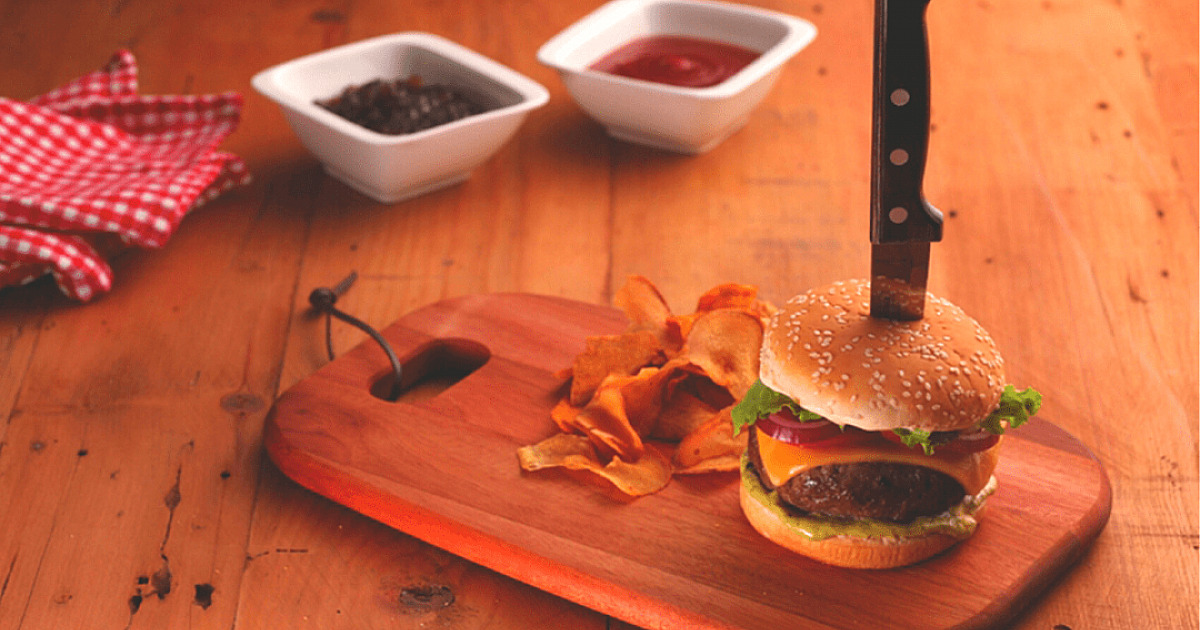 Celebre o Dia do Hambúrguer com um blend de carnes e molho barbecue feito em casa