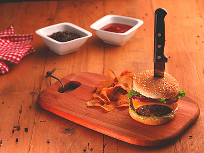 Celebre o Dia do Hambúrguer com um blend de carnes e molho barbecue feito em casa