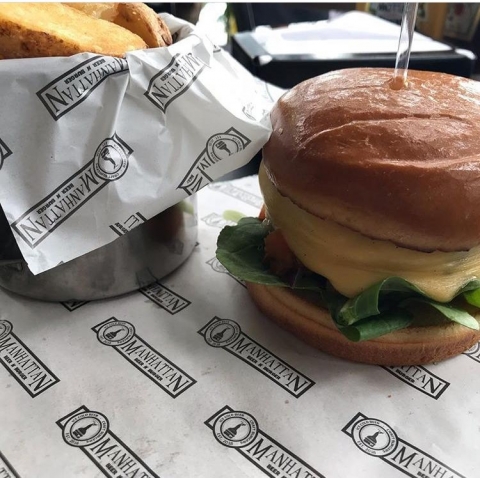 Hamburgueria em Alphaville tem lanches com nomes de bairros de NY