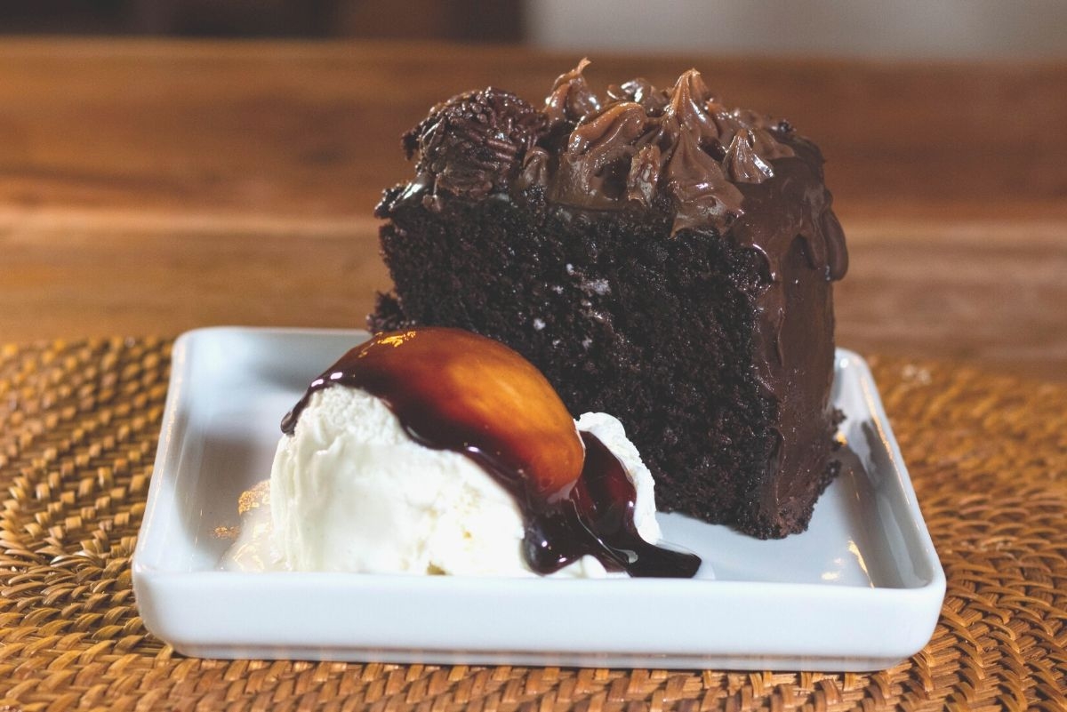 Bolo de chocolate com 'segredinho de vó' é sucesso em Alphaville