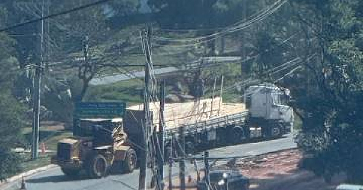 Caminhão quebrado na Av. Yojiro Takaoka causa trânsito em Alphaville