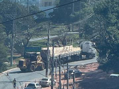 Caminhão quebrado na Av. Yojiro Takaoka causa trânsito em Alphaville