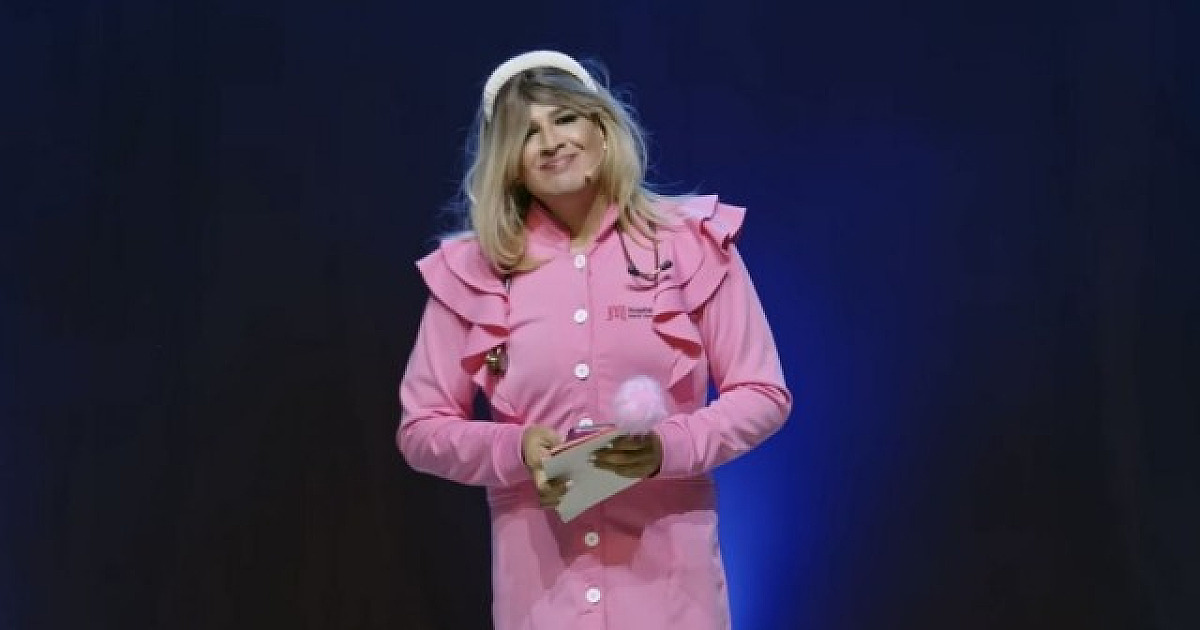 Humorista Diego Besou apresenta seu show "Tô de Plantão 2" em Barueri