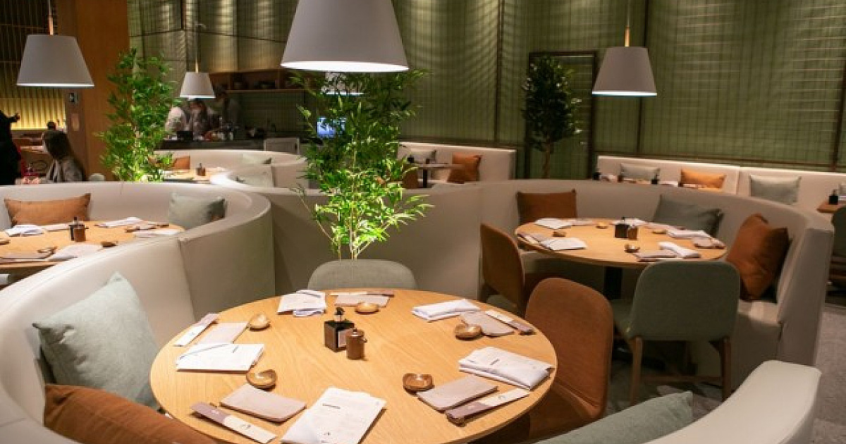 Sommelier auxilia clientes do Sushi Nouveau a harmonizar vinhos com a culinária japonesa