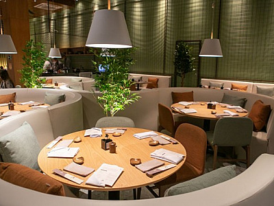 Sommelier auxilia clientes do Sushi Nouveau a harmonizar vinhos com a culinária japonesa