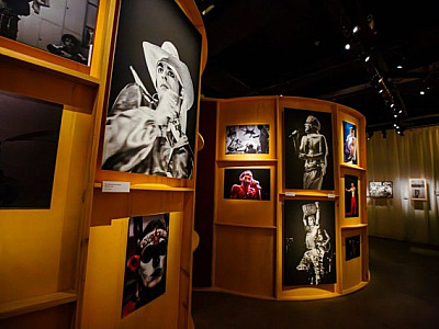 MIS homenageia Ney Matogrosso em exposição que celebra 50 anos de carreira do artista