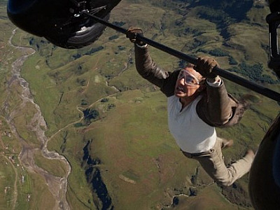 Tom Cruise aparece pendurado em avião em novo trailer de 'Missão: Impossível - O Acerto Final'