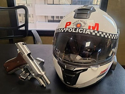 Homem é desarmado pela PM após ameaçar funcionário em centro comercial de Alphaville