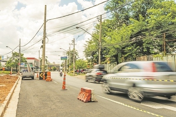 Alphaville tem poste no meio da avenida