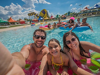 Wet’n Wild oferece entrada gratuita para mães e feijoada especial no mês de maio