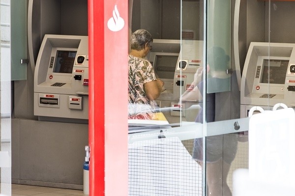 Confira o que abre e fecha durante a folia de Carnaval