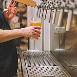 Workshop da Cervejaria Dogma no Shopping Tamboré promove experiência sensorial com rótulos artesanai