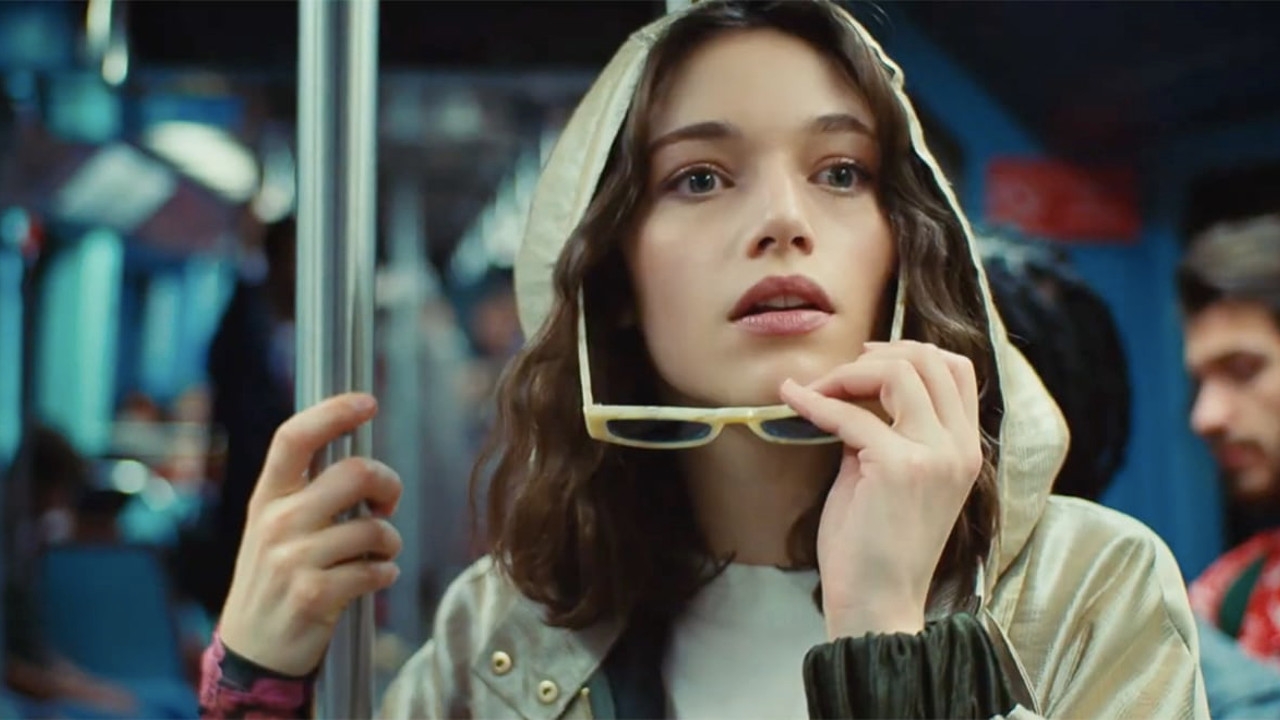 Em campanha da Perrier, Mona Lisa ganha vida e explora Paris