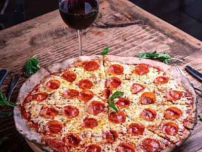 Descubra qual sabor de pizza combina com seu vinho favorito