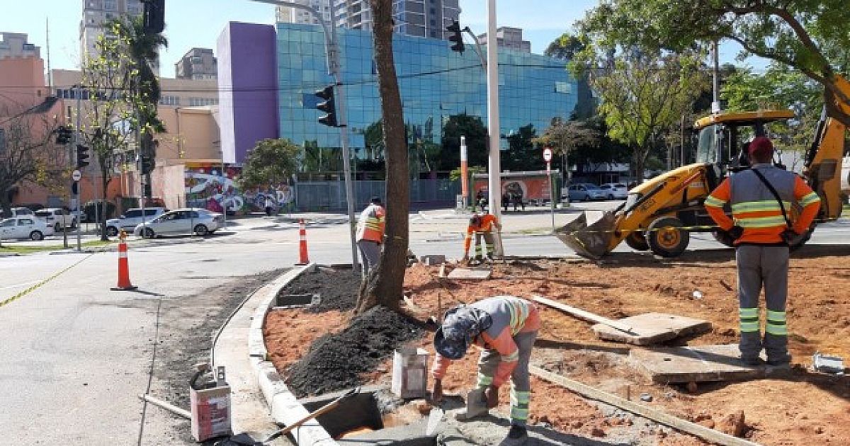 Praça na rotatória da Fieb está sendo revitalizada