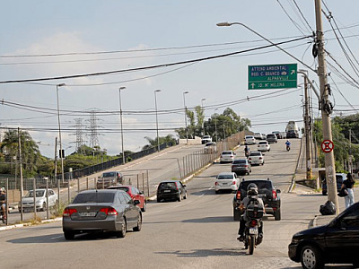 Barueri inicia reparos em viaduto próximo ao Parque Shopping