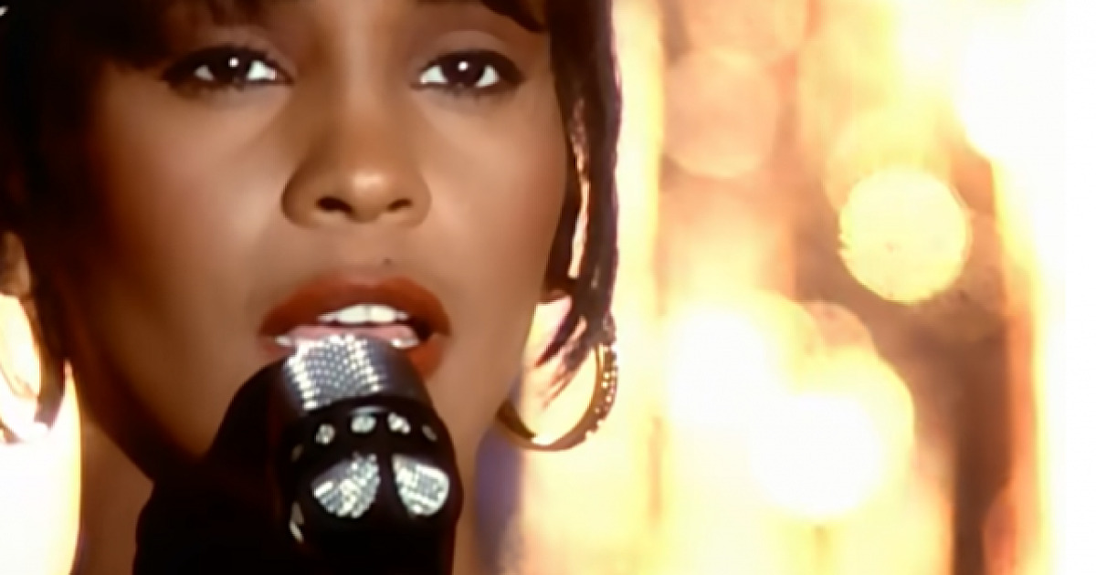 Iguatemi Alphaville recebe exposição sobre a cantora Whitney Houston