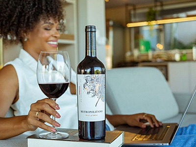 Wine lança campanha Black Wine com descontos de até 80% e ofertas exclusivas
