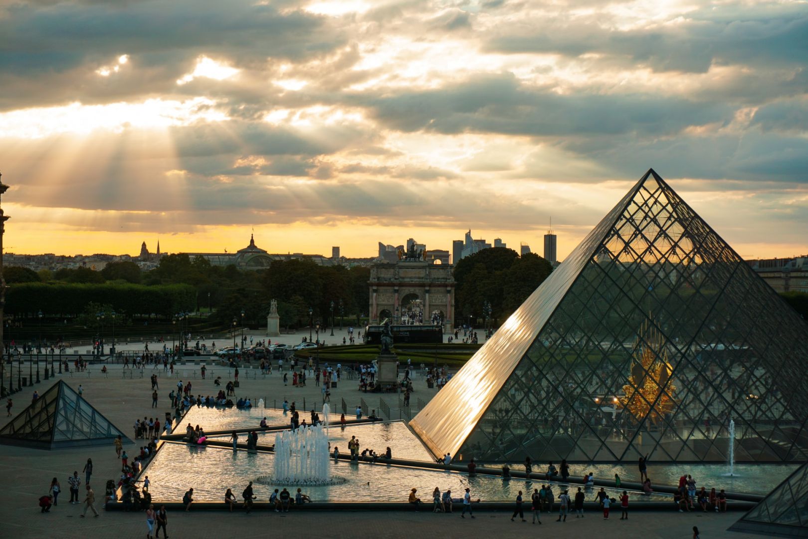 Louvre se associa a Airbnb para oferecer noite no museu