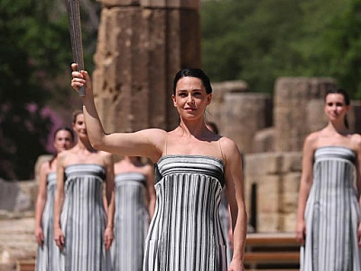 Paris 2024: Tocha Olímpica é acesa em cerimônia na Grécia