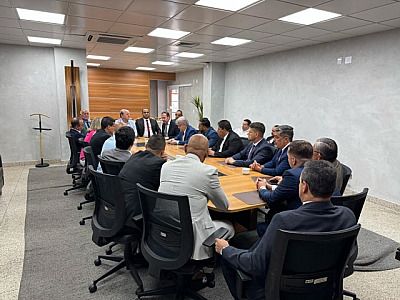 Após queixas de vereadores, Beto Piteri vai à Câmara de Barueri para alinhar relação