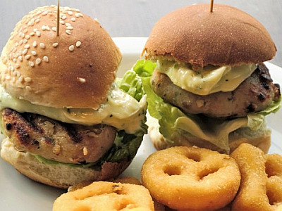 Hambúrguer de Siri é destaque para a criançada nos restaurantes da Ceagesp