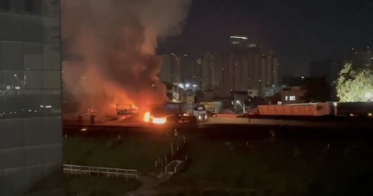 Carretas colidem e uma pega fogo na madrugada desta terça-feira (30) na Castello Branco